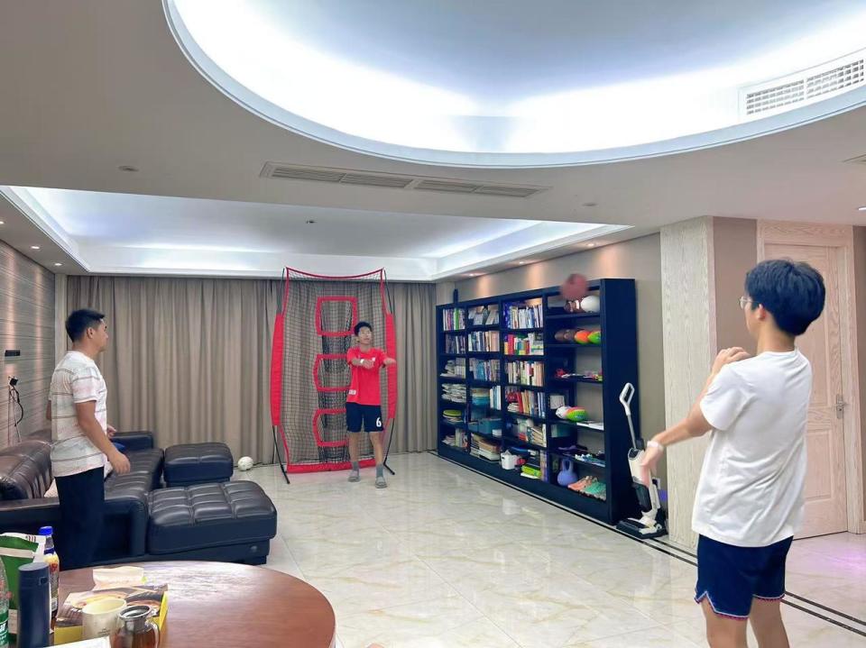 妈妈陈燕乐, 正是他俩的, 球课