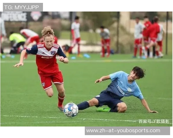 《足球小子与球星的梦想之路：从街头到绿茵场的传奇》